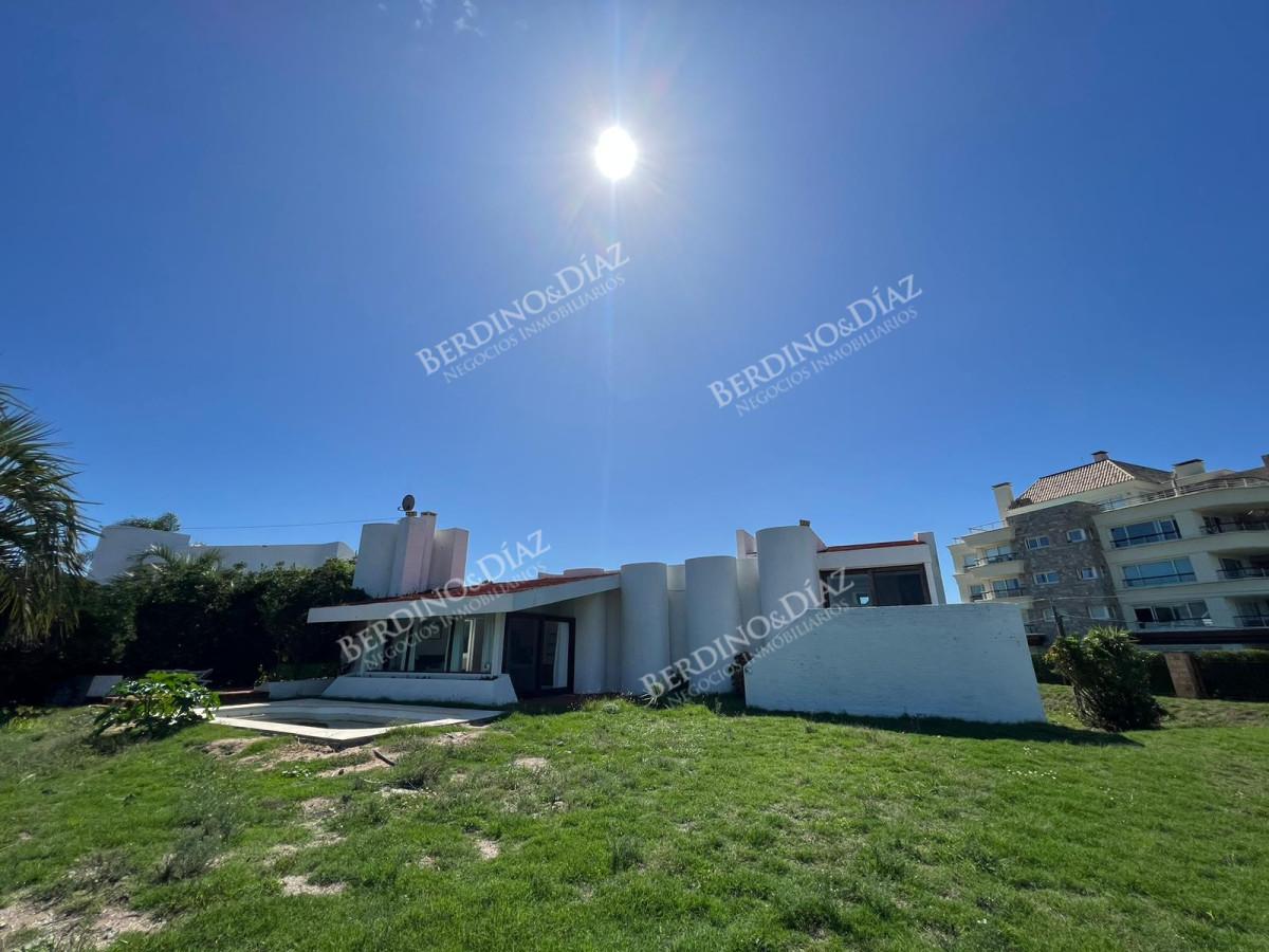 Casa ID.1760 - Hermosa Casa en venta frente al mar Punta del Este 