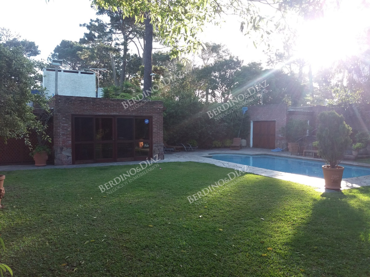 Casa ID.2407 - Casa en venta en Playa Mansa excelente construccion