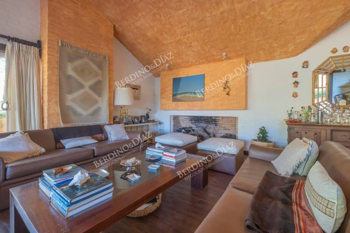 Casa ID.2351 - Casa en 3 niveles 6 dormitorios Barrio Golf en venta Punta del Este