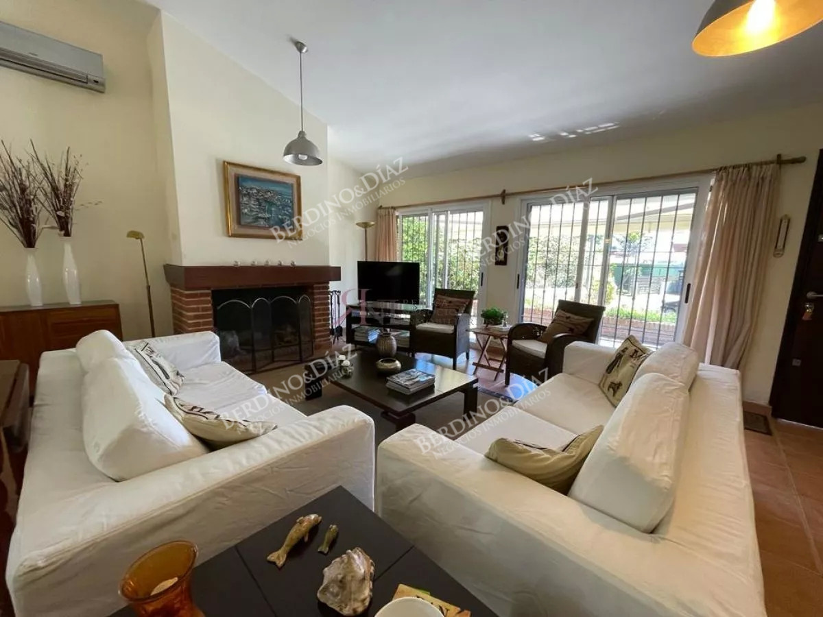 Casa ID.143 - Venta Chalet tradicional a metros de de Playa Mansa