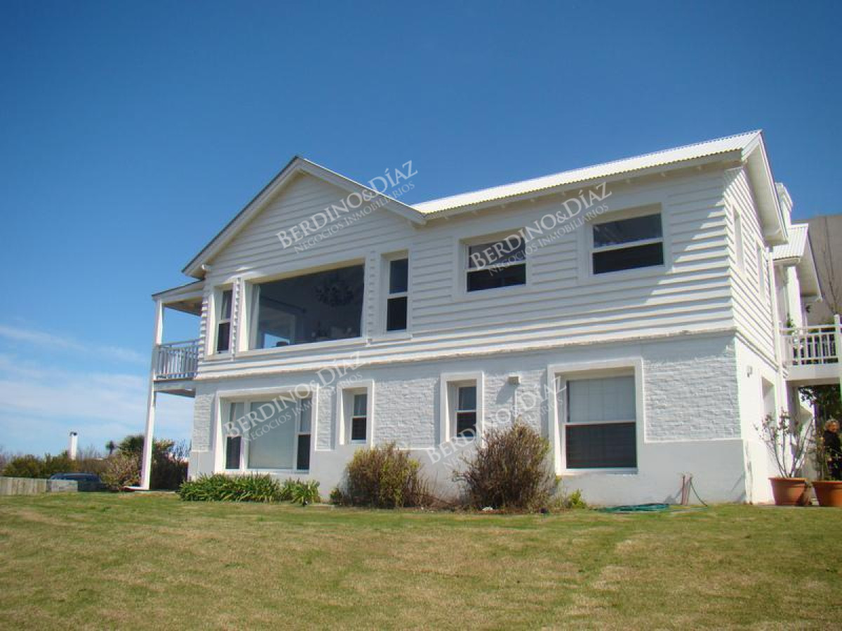 Casa ID.2186 - Casa de estilo propio  y vista al mar en venta Punta Piedras