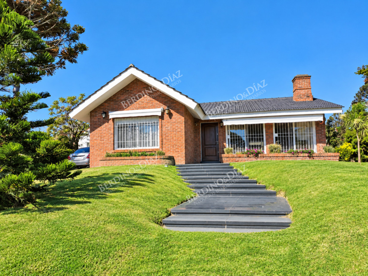 Casa ID.143 - Venta Chalet tradicional a metros de de Playa Mansa