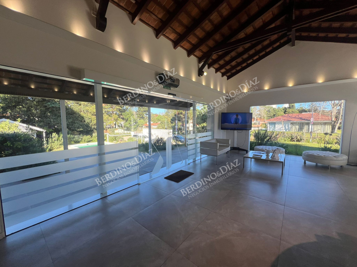 Casa ID.131 - Exclusividad Casa clinica comercial sobre Avenida importante Avenida