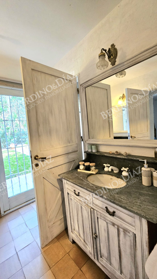 Casa ID.2307 - Casa en venta en Parque Burnet 6000 metros de terreno