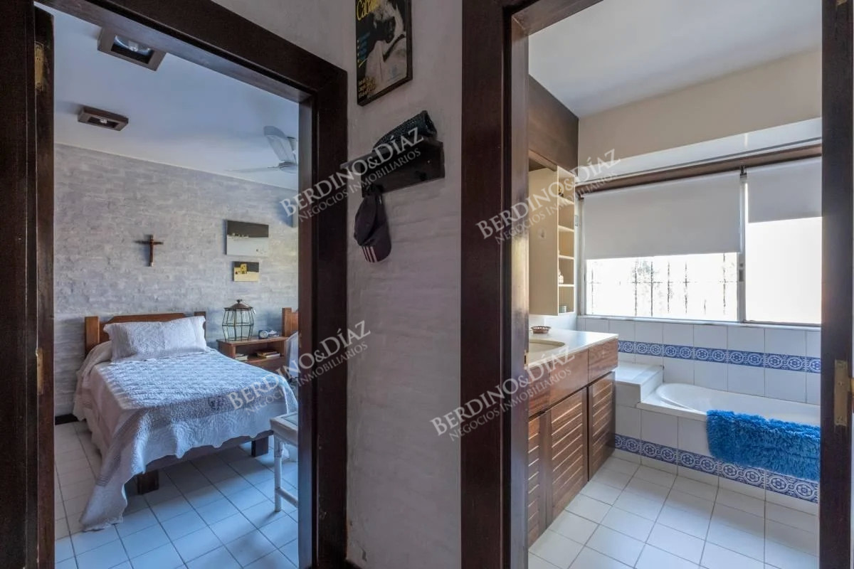 Casa ID.2351 - Casa en 3 niveles 6 dormitorios Barrio Golf en venta Punta del Este