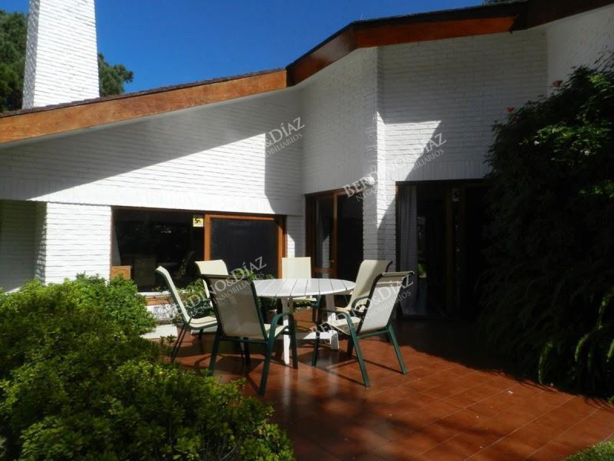 Casa ID.2148 - Casa en venta Barrio luganocon cancha de tenis