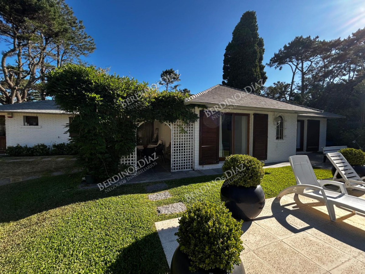 Casa ID.3011 - Hermosa casa en venta en Barrio Lugano Arbolada 