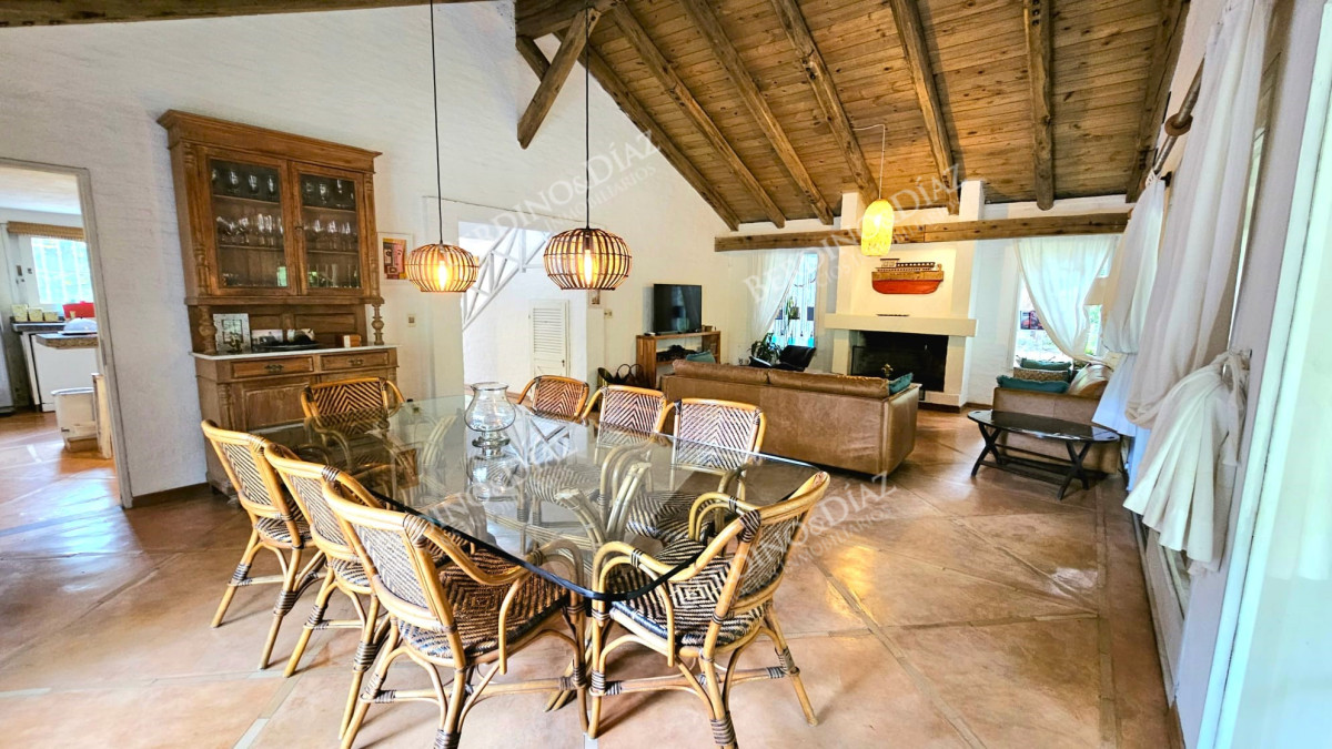 Casa ID.2307 - Casa en venta en Parque Burnet 6000 metros de terreno