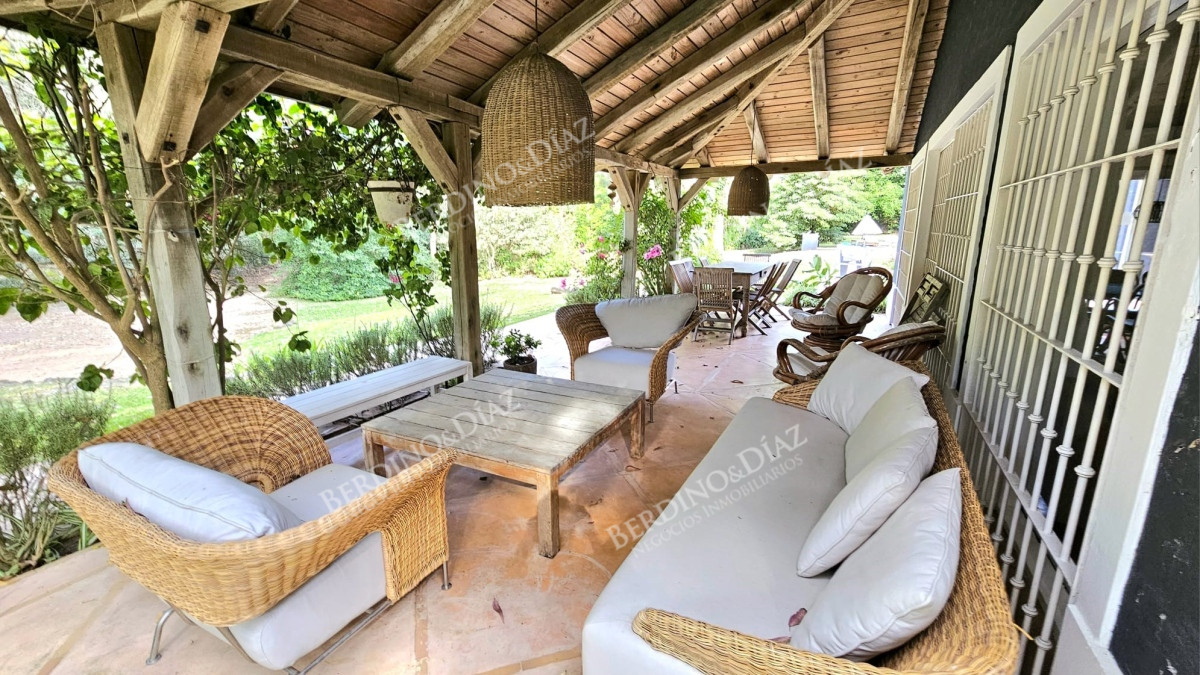 Casa ID.2307 - Casa en venta en Parque Burnet 6000 metros de terreno