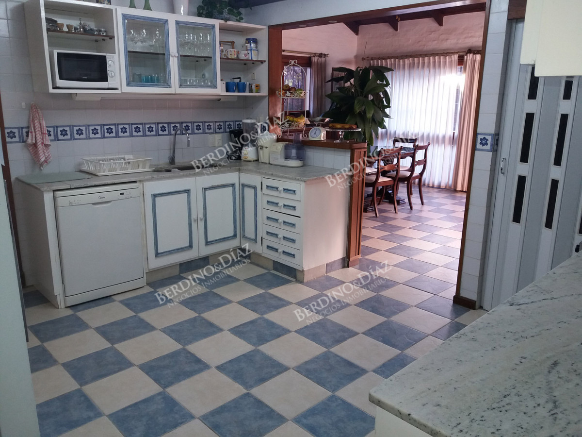Casa ID.2407 - Casa en venta en Playa Mansa excelente construccion