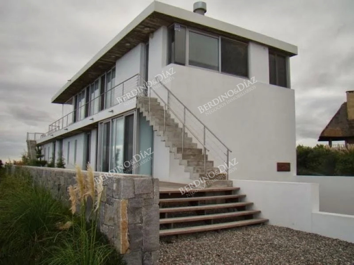 Casa ID.2178 - Casa minimalista con vista al oceano sobre Ruta 10