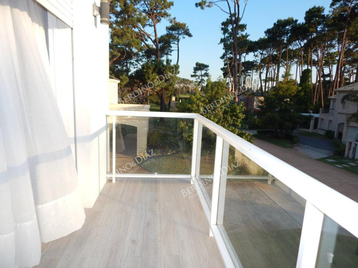 Casa ID.20 -  Casa En Venta Ubicada en el Barrio de Mayor Jerarquía de Punta del Este