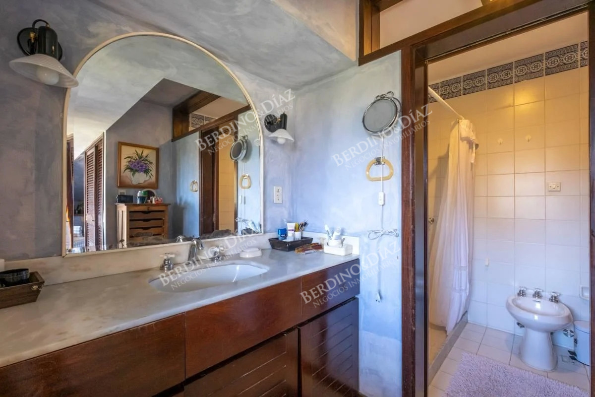 Casa ID.2351 - Casa en 3 niveles 6 dormitorios Barrio Golf en venta Punta del Este