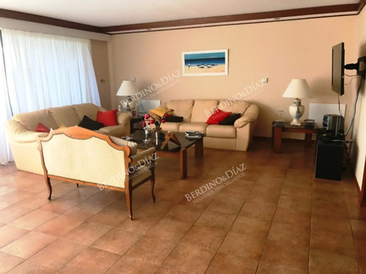 Casa ID.2821 - Casa espectacular en Playa Mansa en venta para proyecto 