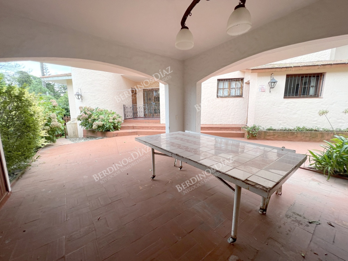 Casa ID.327 - Espléndida residencia de estilo mediterraneo sobre importante Avenida