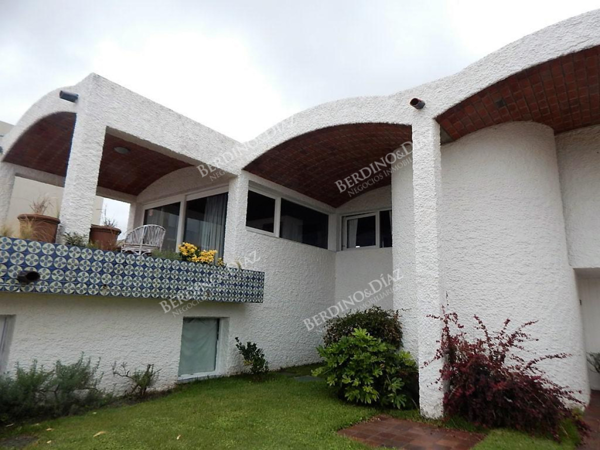 Casa ID.25 -  Casa Estilo Tradicional Ubicada en la Zona mas Exclusiva de Punta del Este