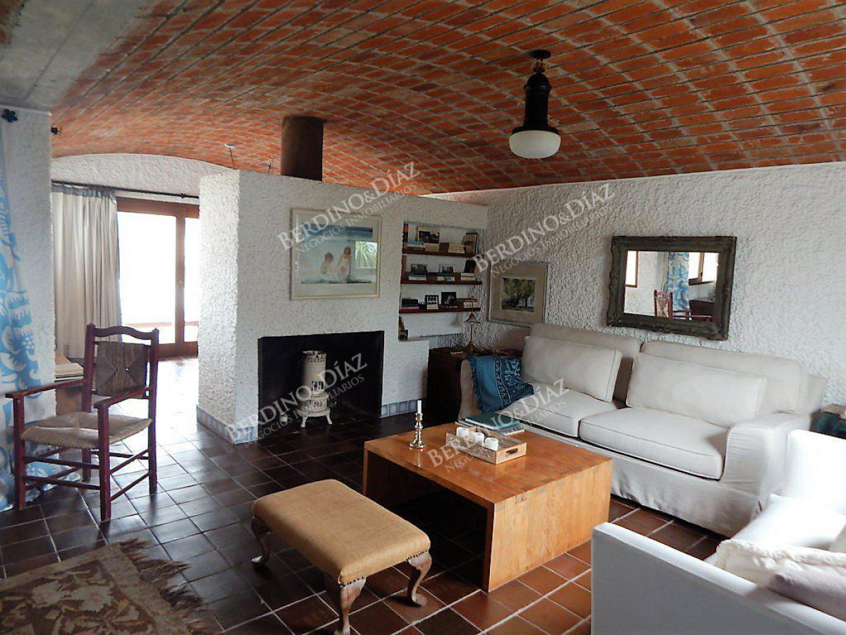 Casa ID.25 -  Casa Estilo Tradicional Ubicada en la Zona mas Exclusiva de Punta del Este