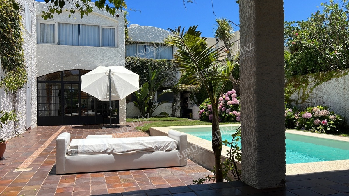 Casa ID.25 -  Casa Estilo Tradicional Ubicada en la Zona mas Exclusiva de Punta del Este