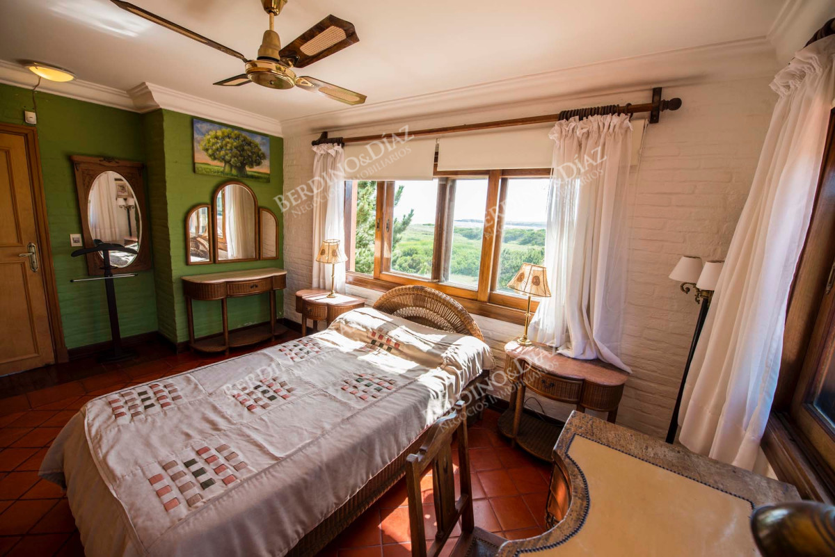 Casa ID.2390 - Importante casa con estilo propio frente al mar en venta Las Grutas