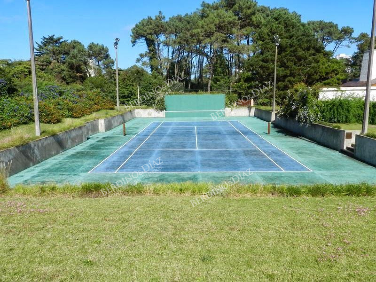 Casa ID.2148 - Casa en venta Barrio luganocon cancha de tenis