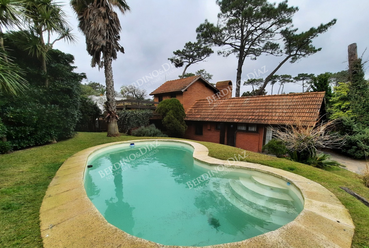 Casa ID.1108 - Residencia en Playa Mansa muy cerca del mar