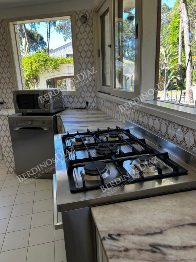 Casa ID.3012 - Casa en alquiler Enero Barrio Lugano Arbolada 