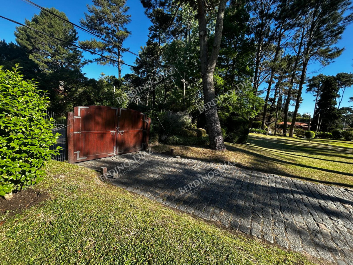 Casa ID.3012 - Casa en alquiler Enero Barrio Lugano Arbolada 