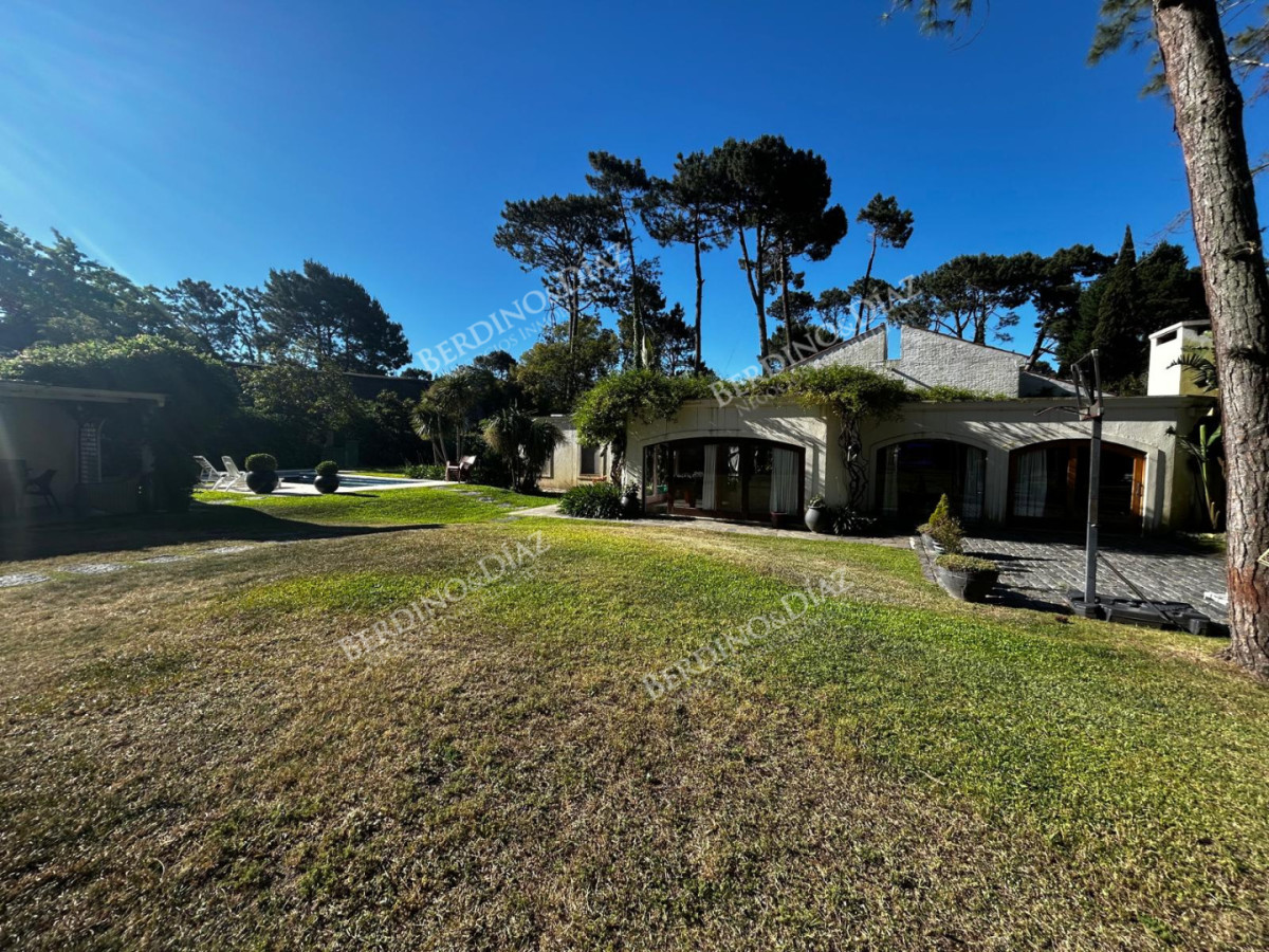 Casa ID.3012 - Casa en alquiler Enero Barrio Lugano Arbolada 