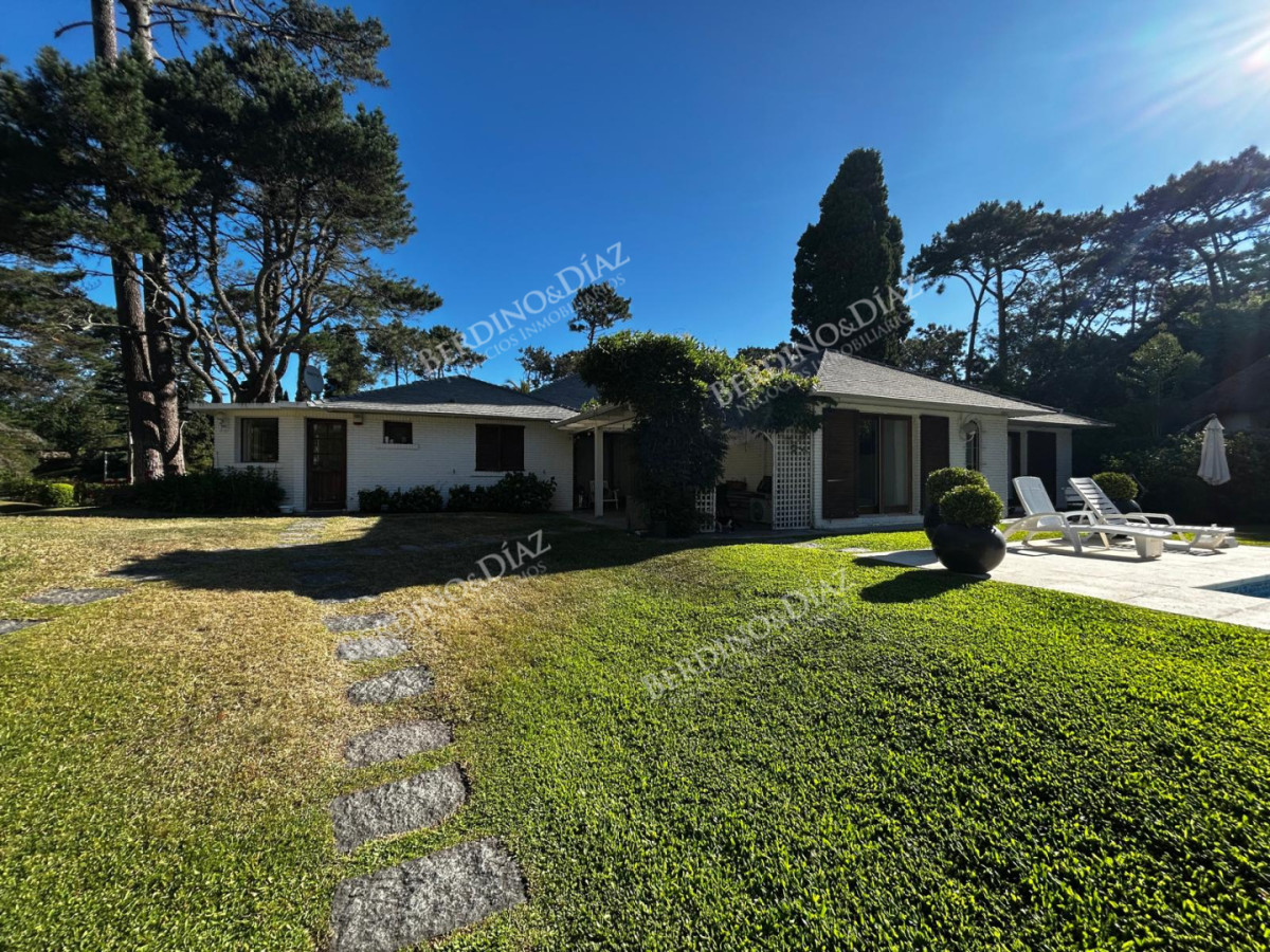 Casa ID.3012 - Casa en alquiler Enero Barrio Lugano Arbolada 