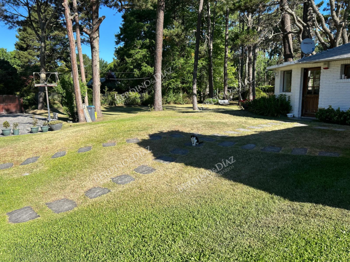 Casa ID.3012 - Casa en alquiler Enero Barrio Lugano Arbolada 