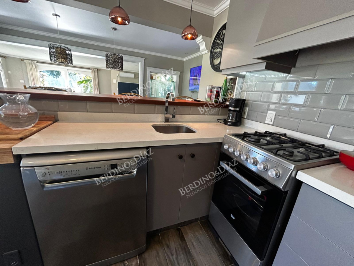 Casa ID.3012 - Casa en alquiler Enero Barrio Lugano Arbolada 