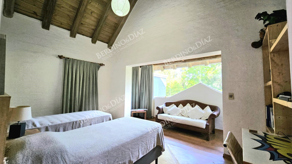 Casa ID.2307 - Casa en venta en Parque Burnet 6000 metros de terreno