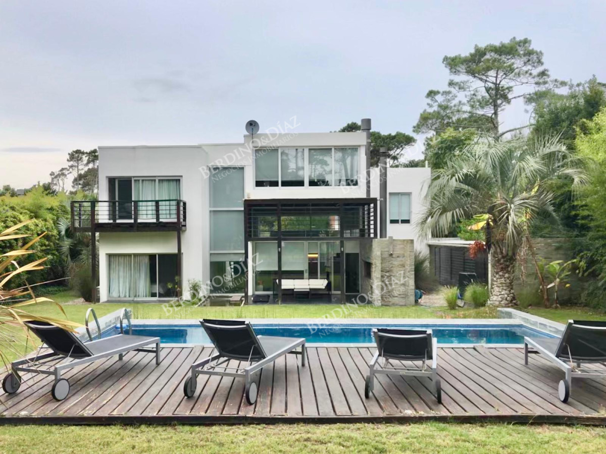 Casa ID.2411 - Casa moderna en venta 5 dormitorios en San Rafael