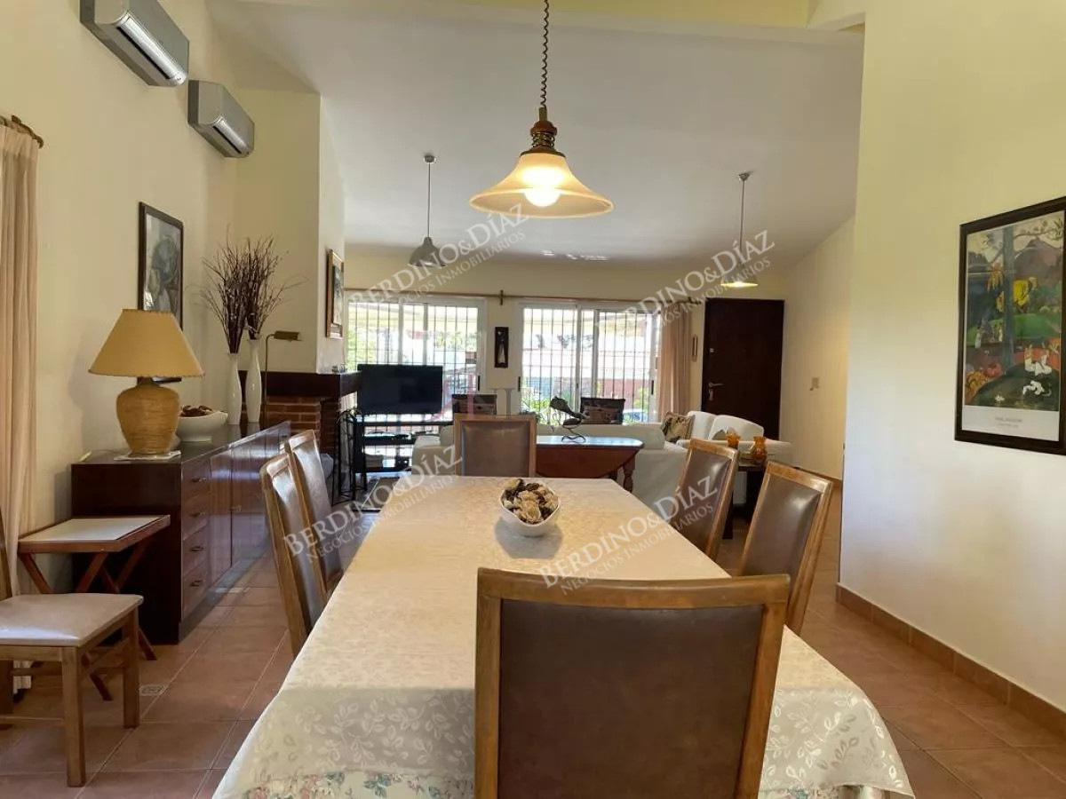 Casa ID.143 - Venta Chalet tradicional a metros de de Playa Mansa