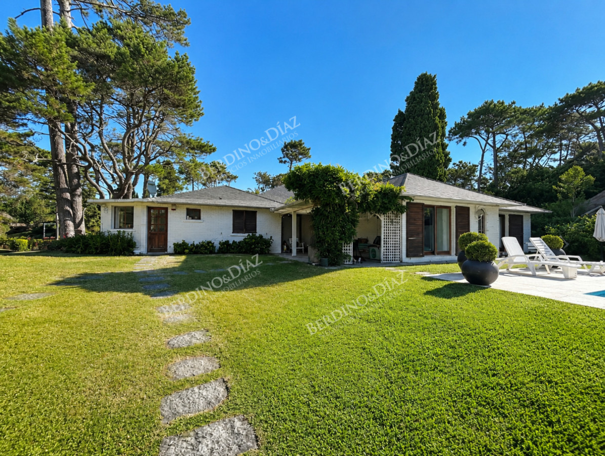 Casa ID.3011 - Hermosa casa en venta en Barrio Lugano Arbolada 