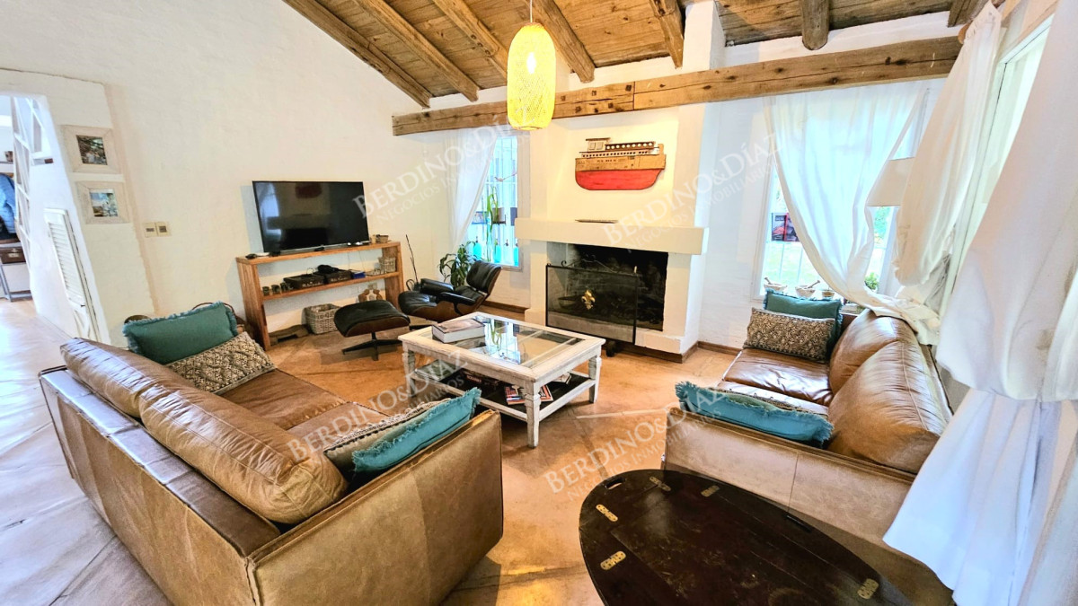 Casa ID.2307 - Casa en venta en Parque Burnet 6000 metros de terreno