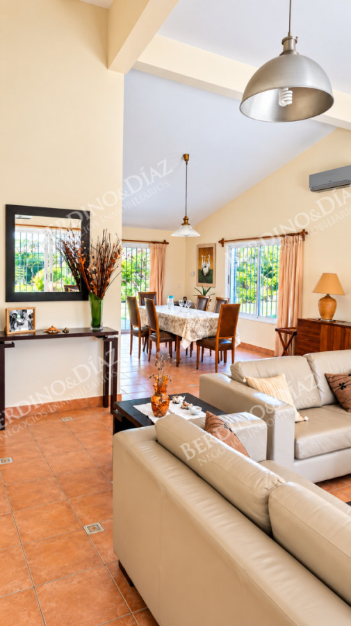 Casa ID.143 - Venta Chalet tradicional a metros de de Playa Mansa