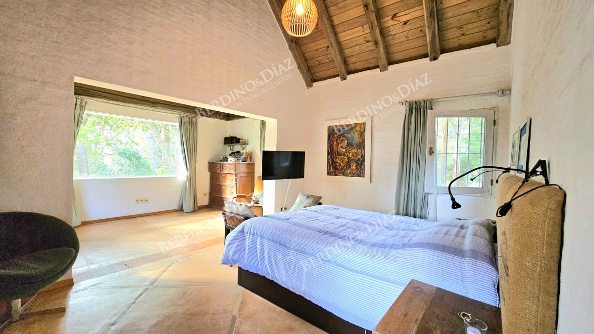 Casa ID.2307 - Casa en venta en Parque Burnet 6000 metros de terreno