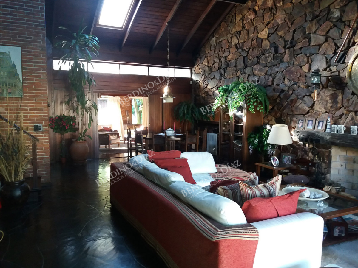 Casa ID.2407 - Casa en venta en Playa Mansa excelente construccion