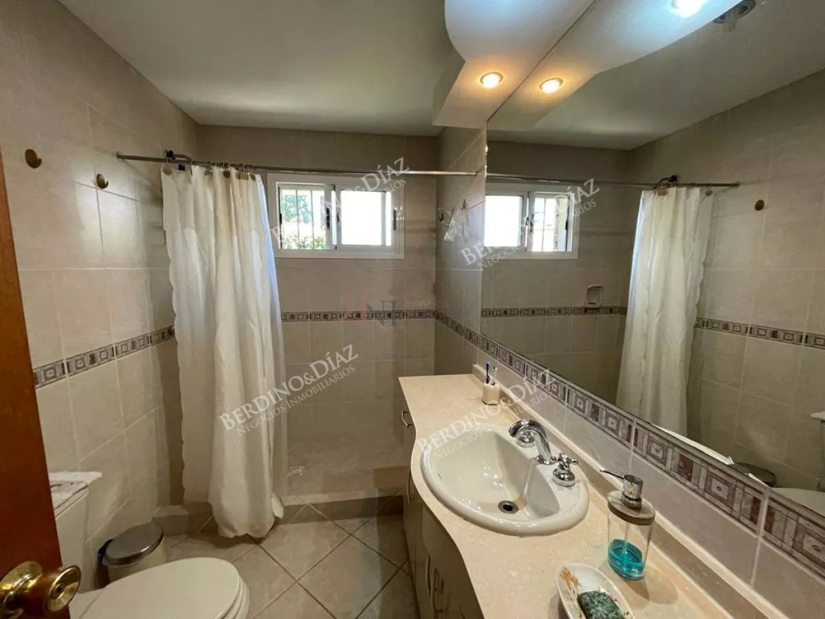 Casa ID.143 - Venta Chalet tradicional a metros de de Playa Mansa