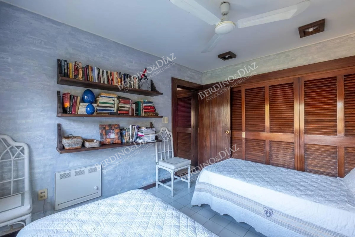 Casa ID.2351 - Casa en 3 niveles 6 dormitorios Barrio Golf en venta Punta del Este