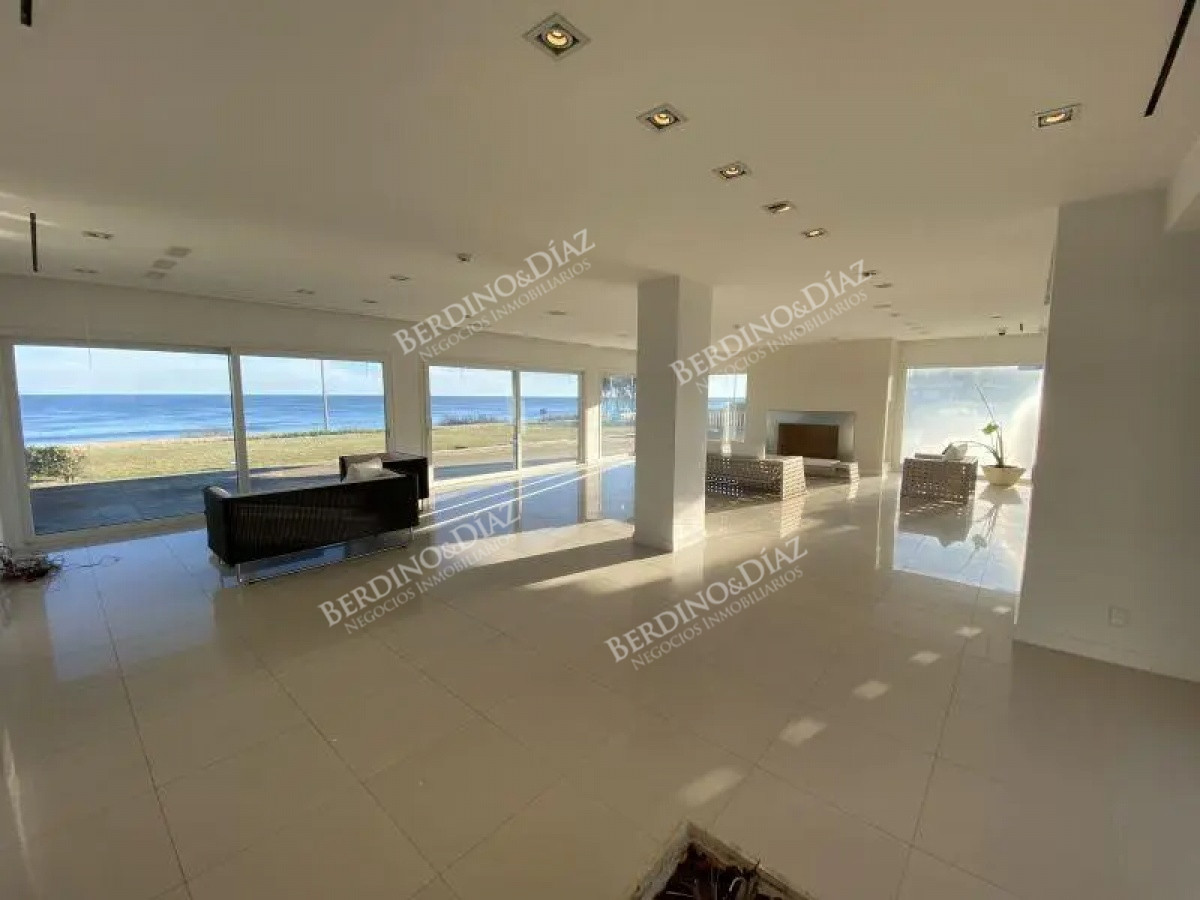 Casa ID.887 - Espectacular Casa Frente al Mar en Punta del Este