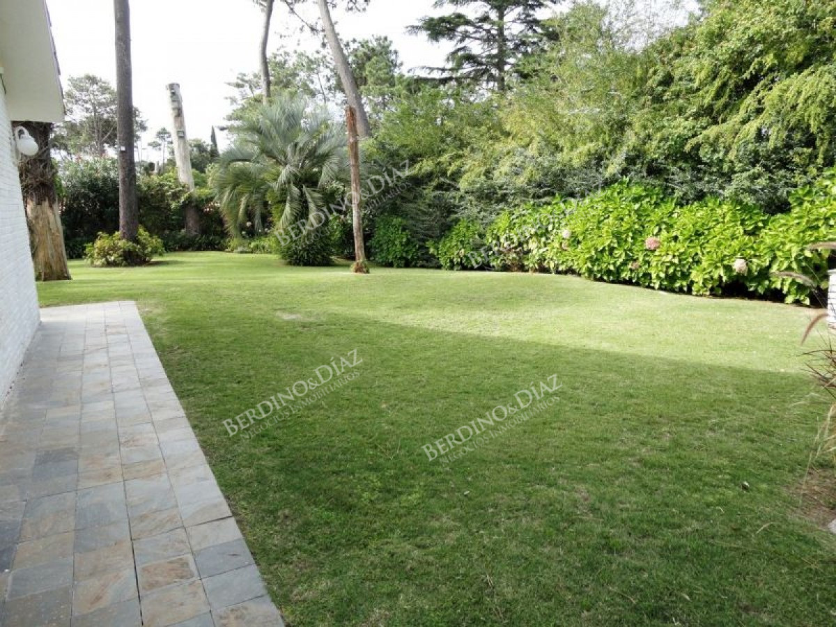 Casa ID.179 - Chalet tradicional en Barrio Cantegril Punta del Este 