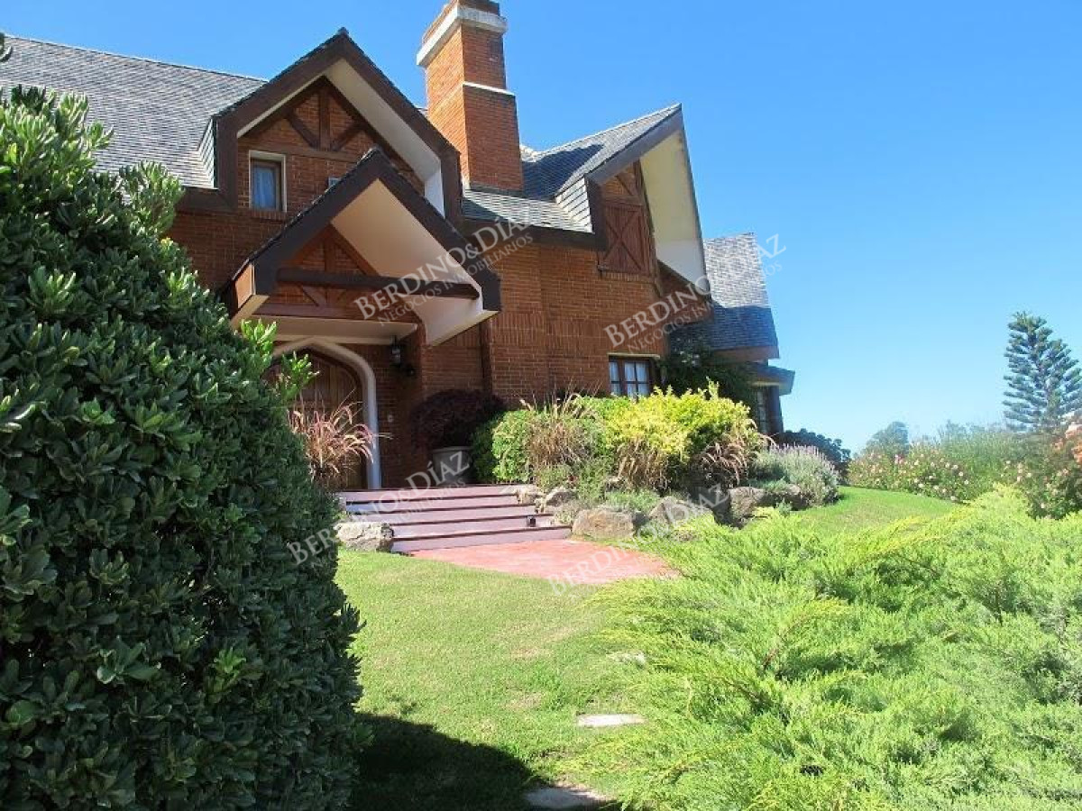 Casa ID.2145 - Casa en venta en Barrio Golf Punta del Este 