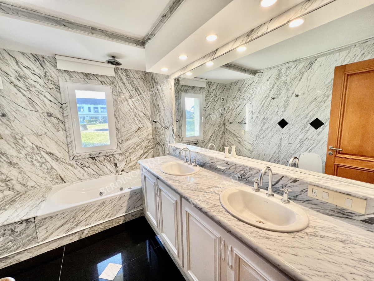 Casa ID.1498 - Espectacular Mansión en venta  frente al Mar en Punta del Este