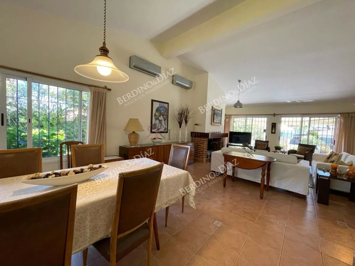 Casa ID.143 - Venta Chalet tradicional a metros de de Playa Mansa