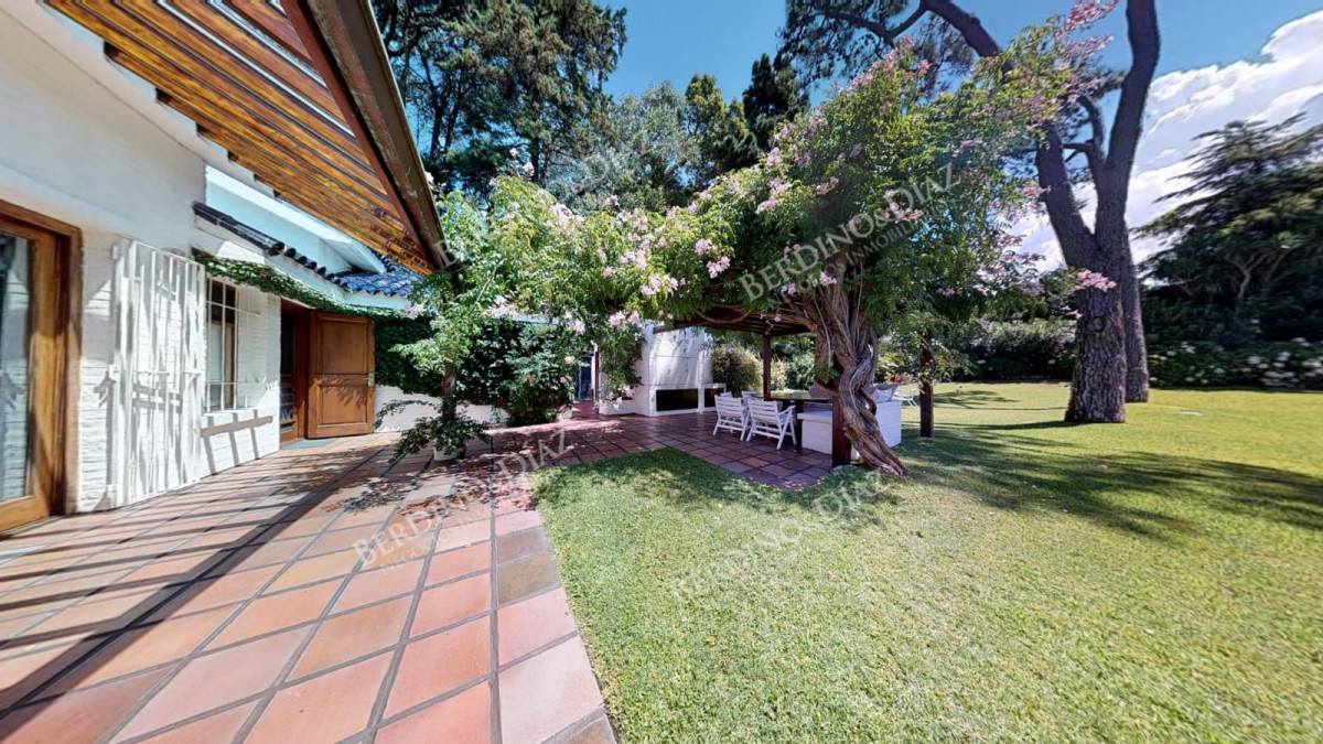 Casa ID.2409 - Chalet en venta Zona Golf 