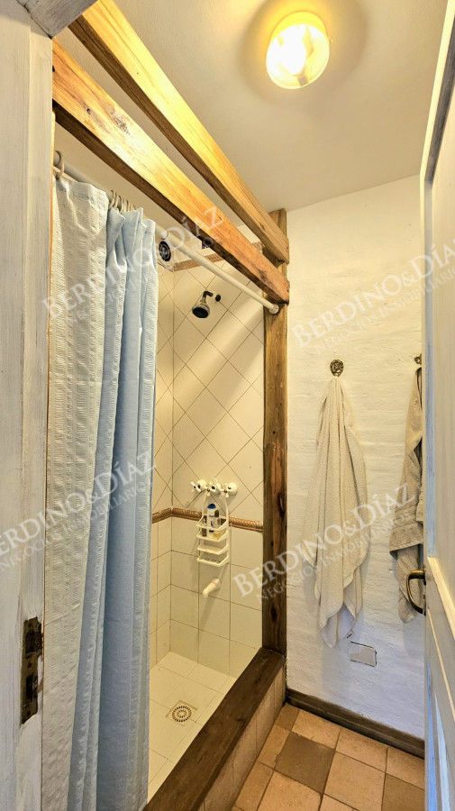 Casa ID.2307 - Casa en venta en Parque Burnet 6000 metros de terreno