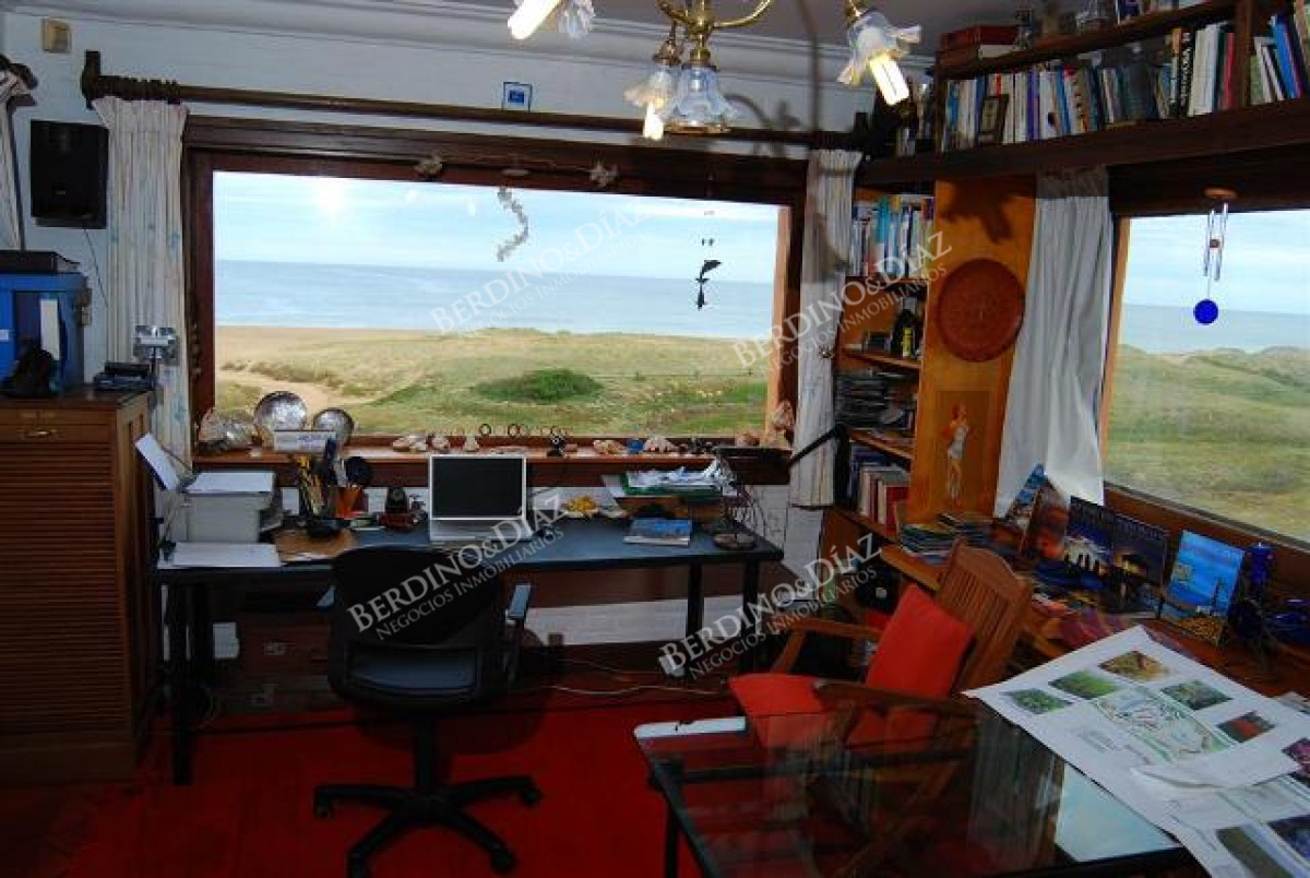 Casa ID.2390 - Importante casa con estilo propio frente al mar en venta Las Grutas