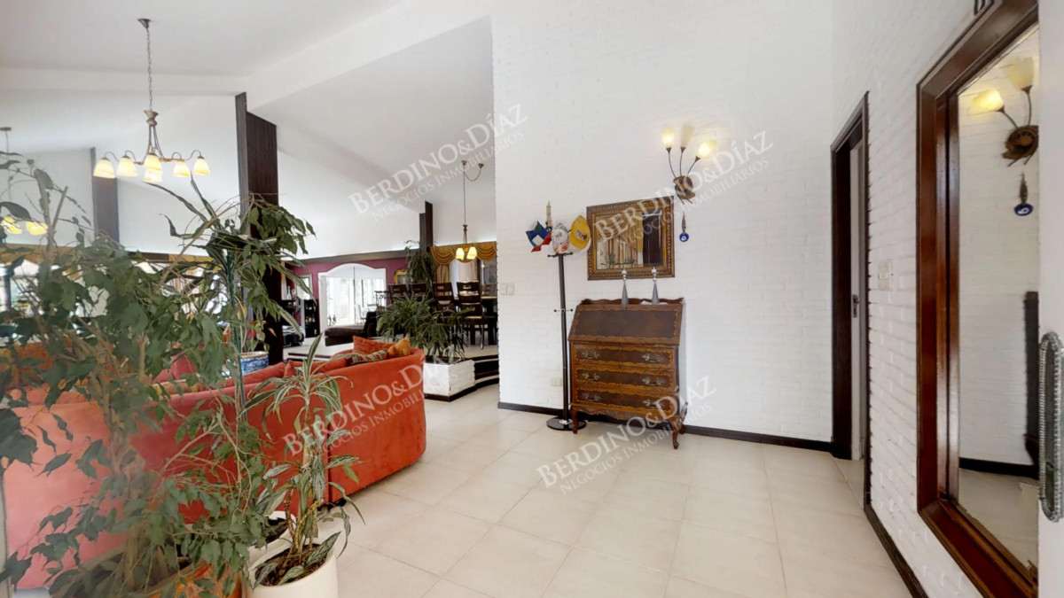 Casa ID.366 - Elegante casa en Barrio  Lugano cerca del Shopping